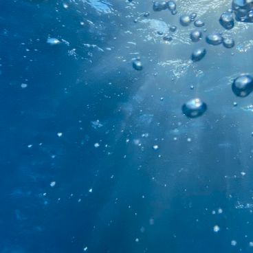 Blue underwater scene with rising bubbles, representing Hyosung’s high-efficiency plant-use pump designed for stable, low-vibration operation