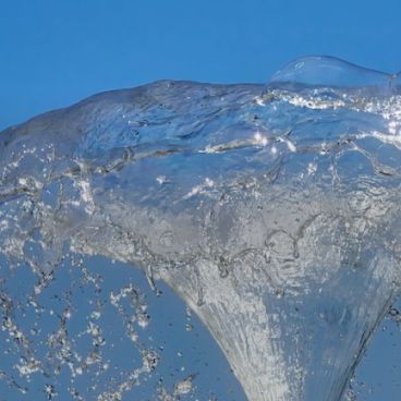 Large water flow gushing in an arc, symbolizing Hyosung’s industrial pumps for buildings and general use, built for durability and easy maintenance
