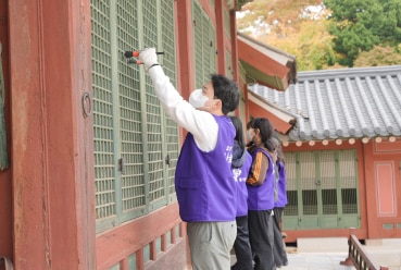 효성 임직원들이 문화유산 보호활동의 일환으로, 함께 한옥을 보수하고 있는 모습