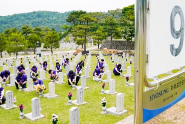 효성 임직원들이 국립서울현충원을 찾아 호국보훈의 의미를 되새기며 묘역 정화 활동을 하고 있는 모습