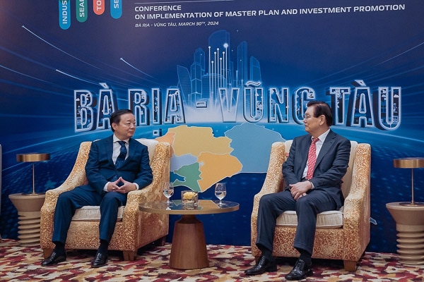  Deputy Prime Minister Trần Hồng Hà (left) and HYOSUNG Vice Chairman Lee Sang-woon (right) at the investment approval ceremony in Bà Rịa–Vũng Tàu Province, Vietnam on March 30, 2024.