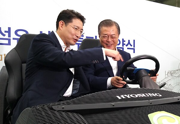 탄소섬유 투자 협약식에서 문재인대통령과 조현준회장이 대화를 나누고 있다.