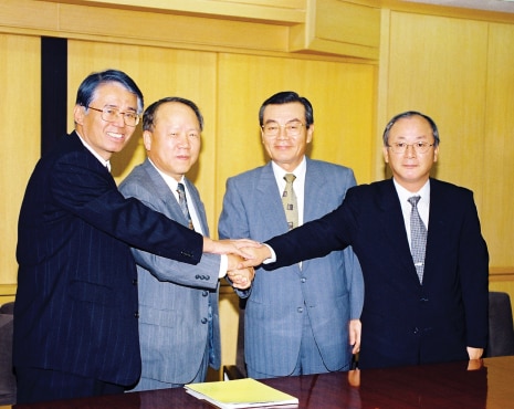 Key executives of Hyosung’s four companies shaking hands in unity after the official launch as Hyosung Corporation