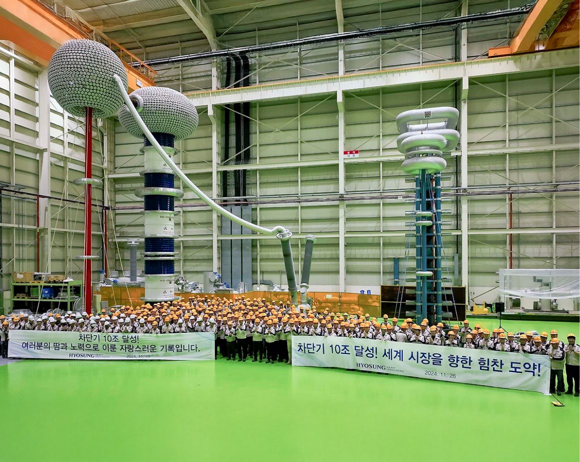 Hyosung Heavy Industries employees taking a group photo to celebrate KRW 10 trillion in cumulative circuit breaker production