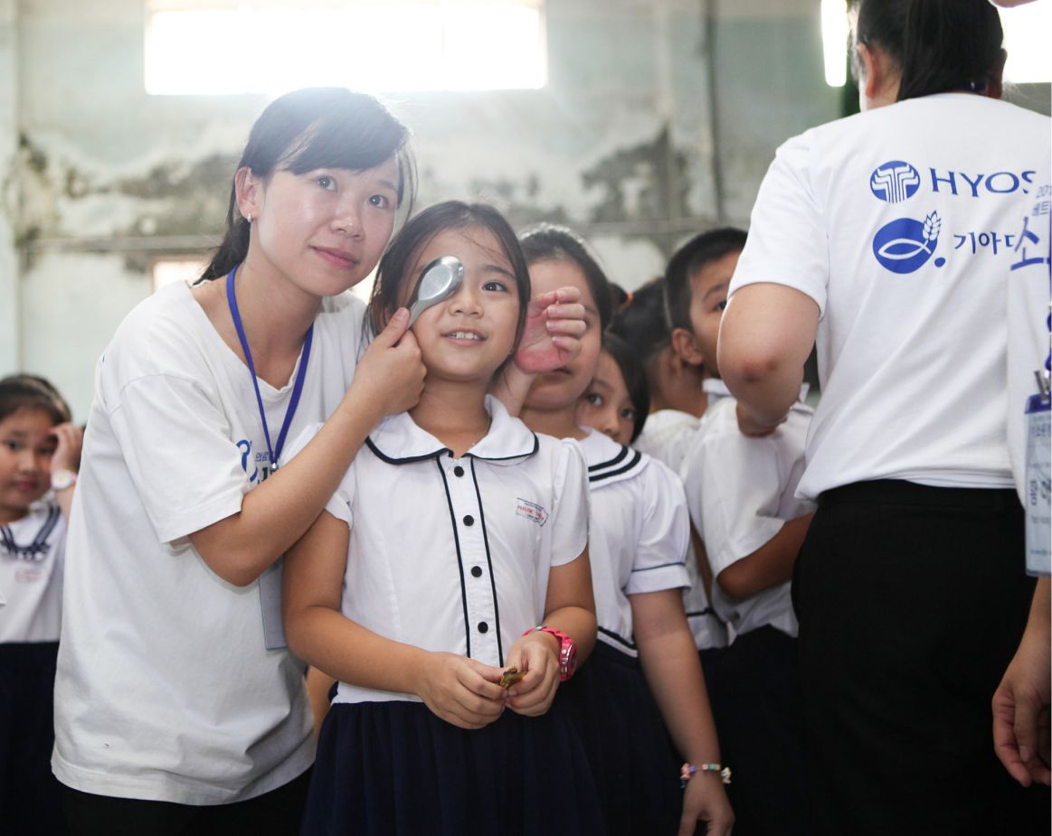 Hyosung’s overseas medical volunteer team “Miso Expedition” providing eye exams to local children in Vietnam